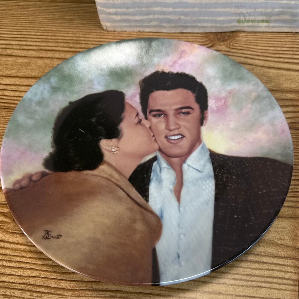 Elvis Presley, Delphi 1990 Looking at a Legend Plate #5 Elvis And Gladys
